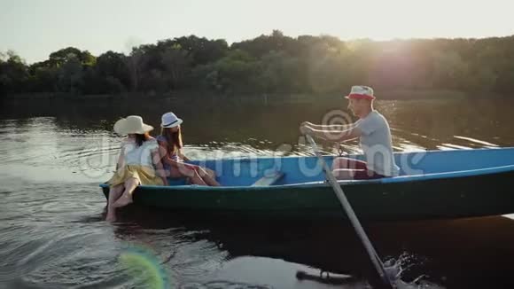 一家人坐着木船航行视频的预览图