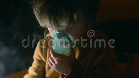 小男孩通过雾化器呼吸视频的预览图