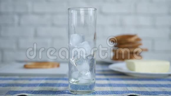 空杯中的冰杯等待新鲜的水来喝冰镇饮料视频的预览图