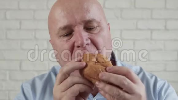 饥饿的人吃一个美味的汉堡连接他的手指享受美味的小吃在快餐店视频的预览图