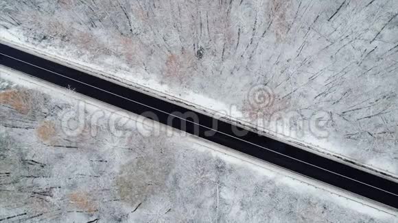 在高速公路上空飞行视频的预览图