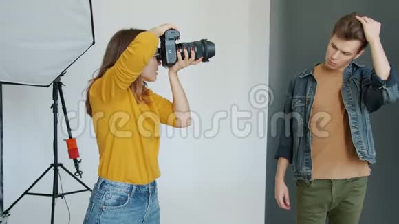 帅哥时尚模特在室内为摄影师摆姿势的慢动作视频的预览图