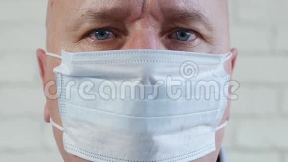 戴面罩的男士防冠状病毒污染的医疗防护视频的预览图
