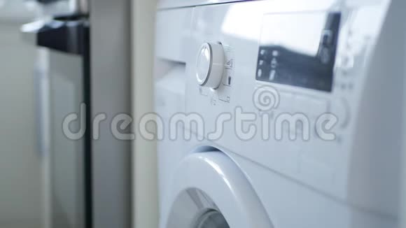 使用洗衣机的管家设置程序并按下启动按钮视频的预览图