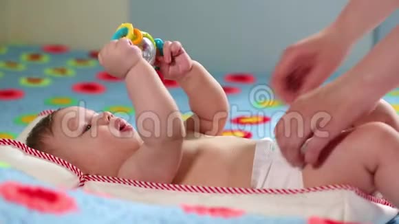 母亲在托儿所为她的新生婴儿换尿布新生儿护理换尿布健康宝宝视频的预览图