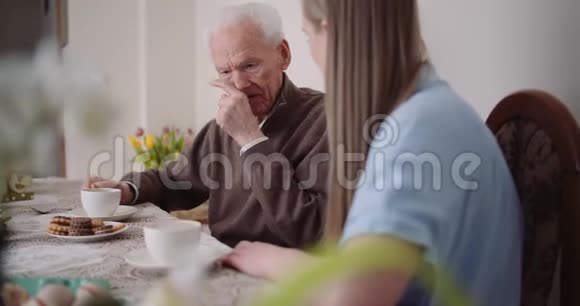 复活节快乐祖父和孙女一起在家聊天视频的预览图