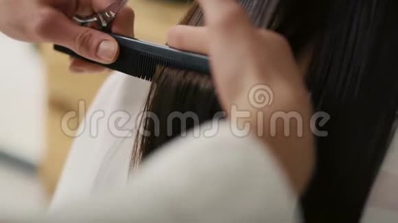 女人在理发店理发视频的预览图
