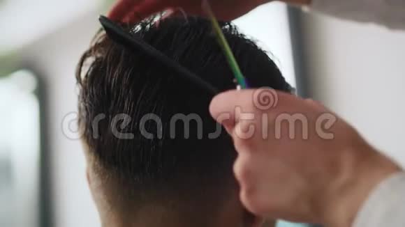 男人在理发店理发视频的预览图