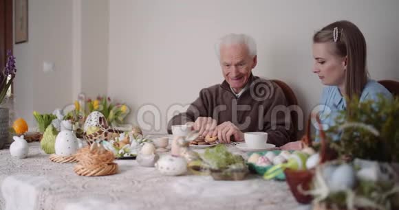 复活节快乐祖父和孙女一起在家里度过复活节视频的预览图