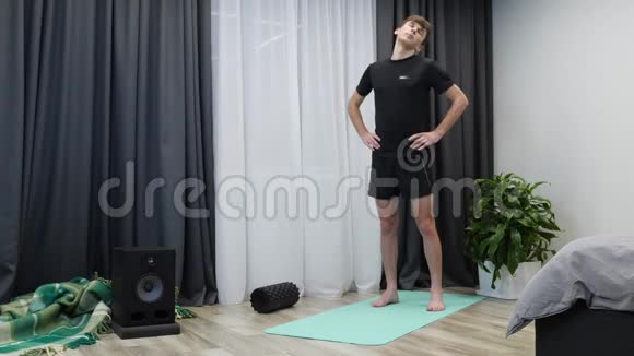 男在家做体育锻炼运动健身男孩在瑜伽垫上做健身和有氧运动青少年男性运动员视频的预览图