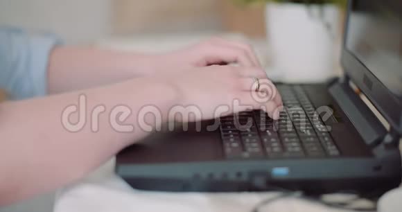 年轻女商人打字回复客户电子邮件女人在键盘上打字视频的预览图
