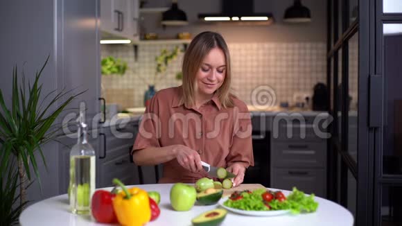年轻微笑的素食主义者独自在家准备健康的素食视频的预览图