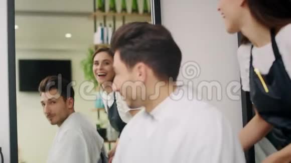 美发店的美容师和顾客视频的预览图
