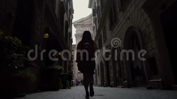 游客妇女参观风景如画的意大利罗马街道后景意大利度假罗马假日从后面看低角度视频的预览图