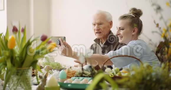孙女和老人在复活节假期和家人视频聊天视频的预览图