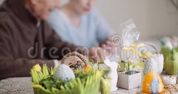 复活节快乐在复活节早餐期间微笑祖父和孙女视频的预览图