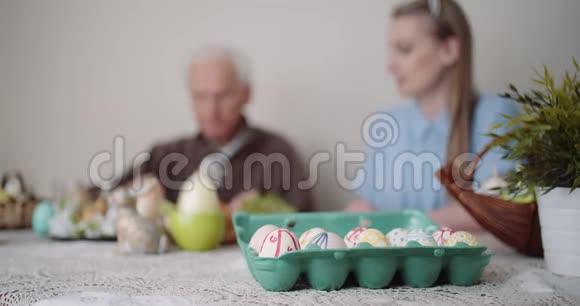 复活节快乐老人和沃玛吃复活节早餐视频的预览图