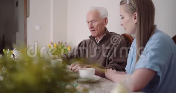 复活节快乐祖父和孙女一起在家聊天视频的预览图