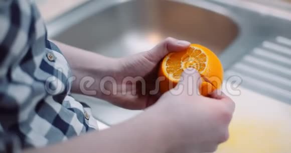 女人正在剥橘子视频的预览图