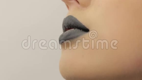 黑唇上的粉末视频的预览图
