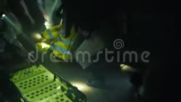 救援人员将一名矿工放在担架上视频的预览图