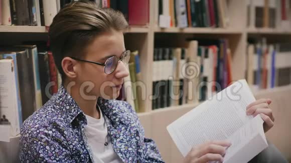 一个年轻人读一本书的肖像视频的预览图