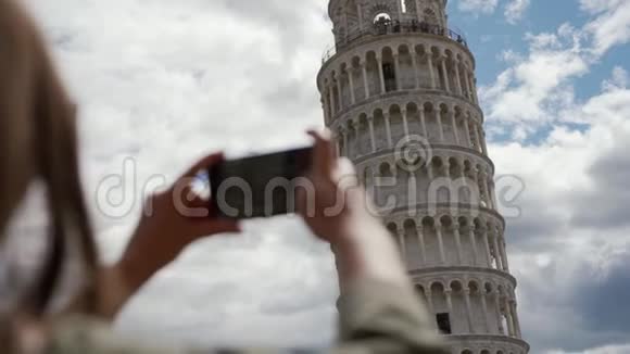 旅游女孩用电话拍下比萨斜塔的照片后视图视频的预览图