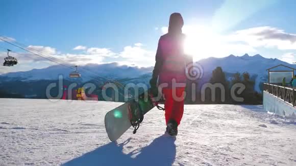 滑雪场山顶带滑雪板的女孩滑雪板冬季运动与寒假概念晴朗的冬天视频的预览图