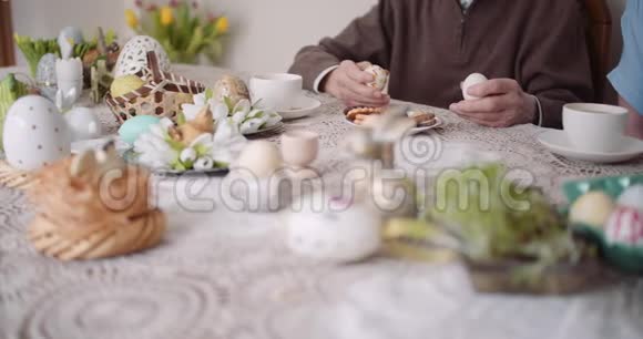 聪明的人关心老人手里拿着复活节彩蛋复活节快乐视频的预览图