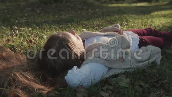躺在草地上放松的少女视频的预览图