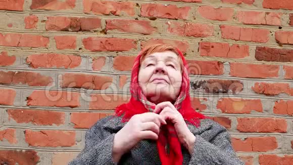 一位老年妇女头上系着一条围巾视频的预览图