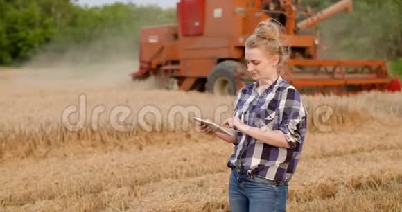 农业女农使用数字平板电脑收割视频的预览图