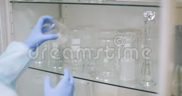 科学家在实验室寻找烧瓶视频的预览图