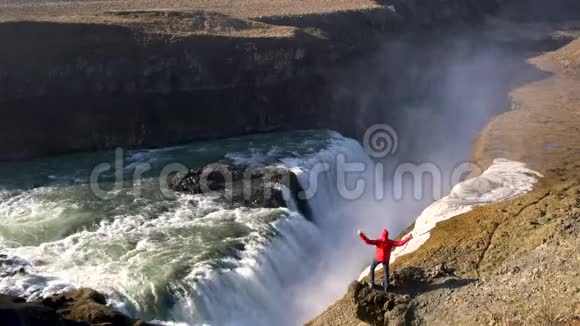 站在冰岛古尔福斯瀑布上方的人视频的预览图