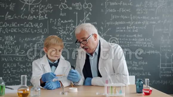 有经验的老师教孩子如何在实验室进行化学实验视频的预览图