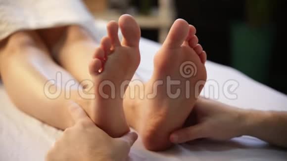 小腿脚部按摩淋巴引流按摩男性按摩师给女性按摩视频的预览图