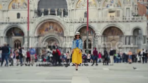 意大利威尼斯2019年5月21日穿黄色裙子的浪漫女士帽子漫步圣马可视频的预览图