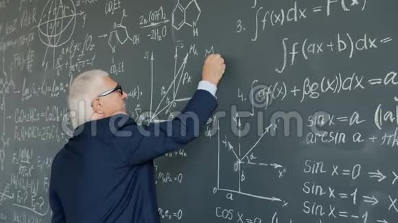 大学教授在课堂上用黑板书写公式动作缓慢视频的预览图