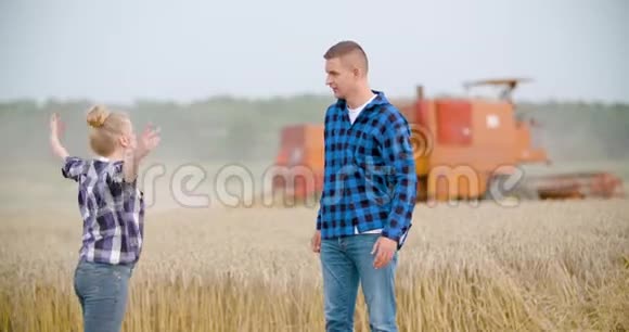 两个农民在农场争吵视频的预览图