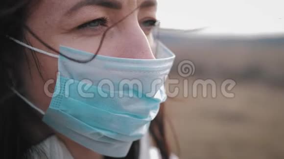 带着医疗面罩的女孩保护她不受病毒感染大流行冠状病毒的概念视频的预览图