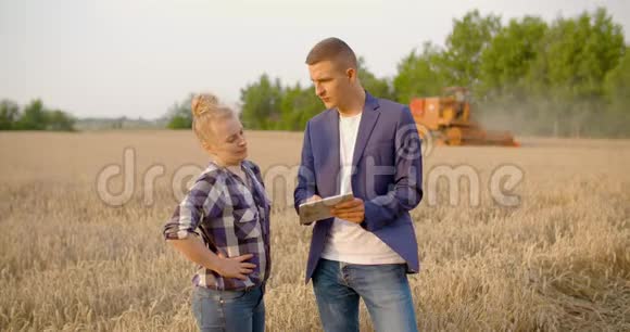 农业农民与商人交谈收割视频的预览图