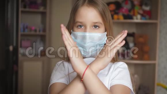 伤心的女孩子在家里戴着防止病毒的防护面具冠状病毒和大流行的概念安全寿命视频的预览图