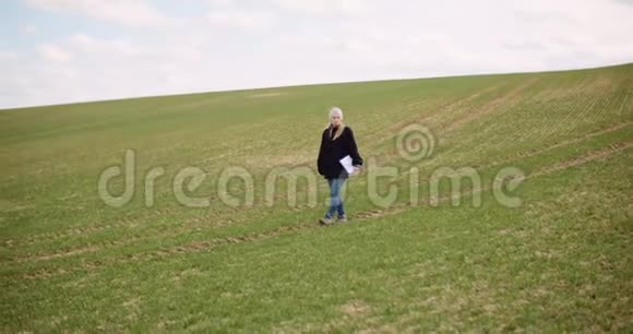 农业农业领域的女农民视频的预览图