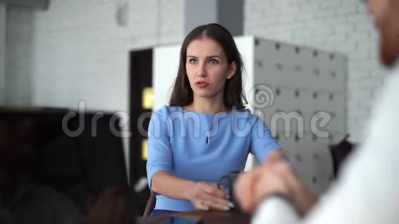 女求职者在面试时女孩回答面试官问题视频的预览图
