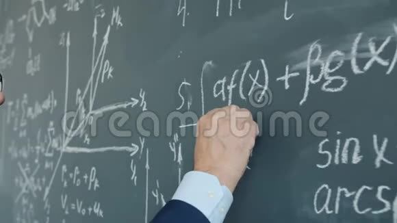 课堂上用黑板上的粉笔划线公式特写男性手视频的预览图