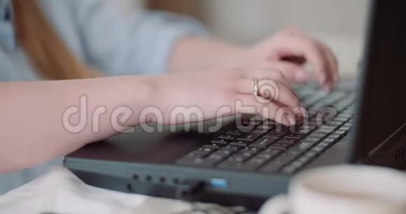 年轻女商人打字回复客户电子邮件女人在键盘上打字视频的预览图