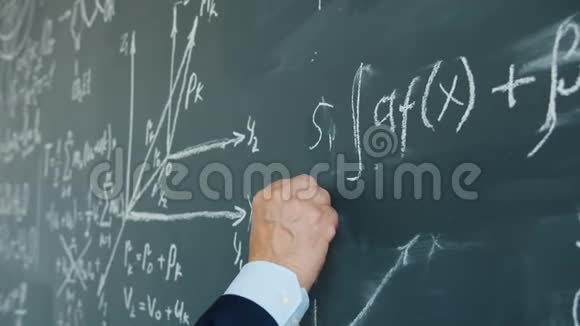 课堂上男性手在黑板上的慢动作强调数学方程视频的预览图