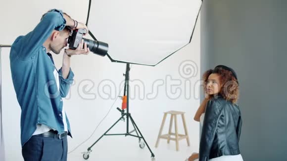 美丽的非裔美国女士在广告公司的摄影棚里摆姿势拍照视频的预览图