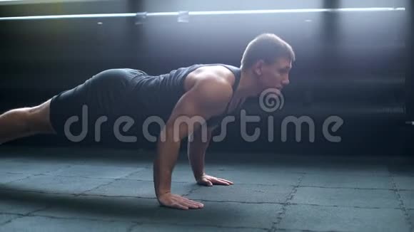 肌肉发达的年轻人有着美丽的身体和赤裸的躯干做俯卧撑锻炼视频的预览图