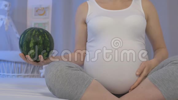 怀孕未出生的婴儿正在增加体重视频的预览图